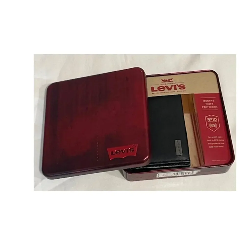 NWT Levi's Black Leather Wallet Credit Card Magnetic Clip ID Sleeve